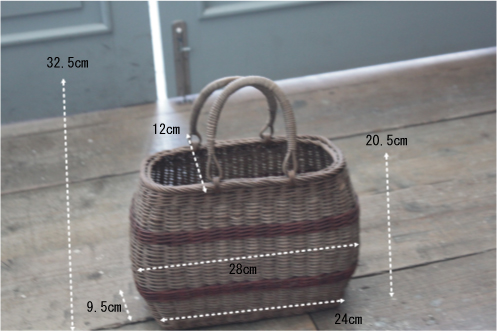 ディスプレイにお洒落なアンティークカゴ