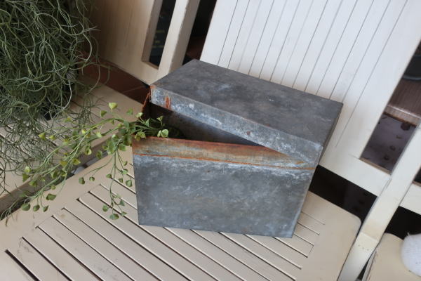 ジャンクガーデニングにお勧めなジャンクな風合いのレトロBOX