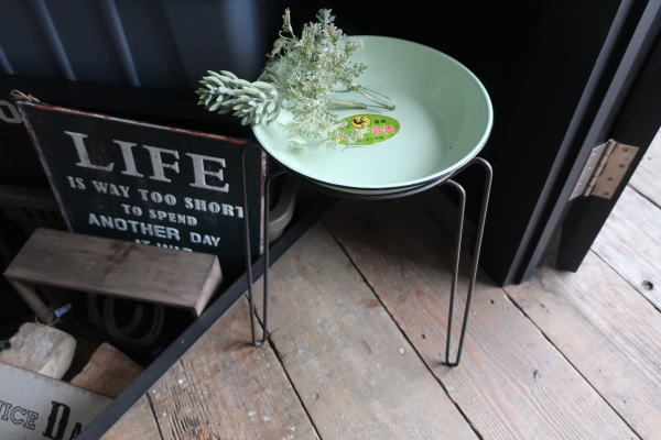 ジャンクガーデニングにお勧めなレトロアイアンスタンド付きホーローボウル