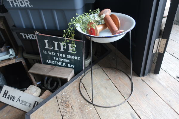 ジャンクガーデニングにお勧めなレトロアイアンスタンド付きホーローボウル