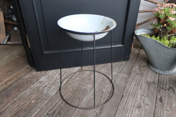 ジャンクガーデニングにお勧めなレトロアイアンスタンド付きホーローボウル