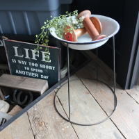 ジャンクガーデニングにお勧めなレトロアイアンスタンド付きホーローボウル