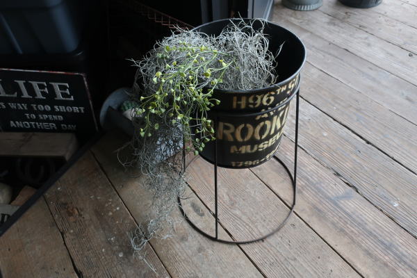 ジャンクガーデニングにお勧めなレトロアイアンスタンド付きステンシルバケツ