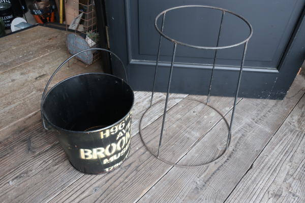 ジャンクガーデニングにお勧めなレトロアイアンスタンド付きステンシルバケツ