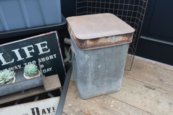 ジャンクガーデニングにお勧めなジャンクな風合いのレトロフタ付きBOX