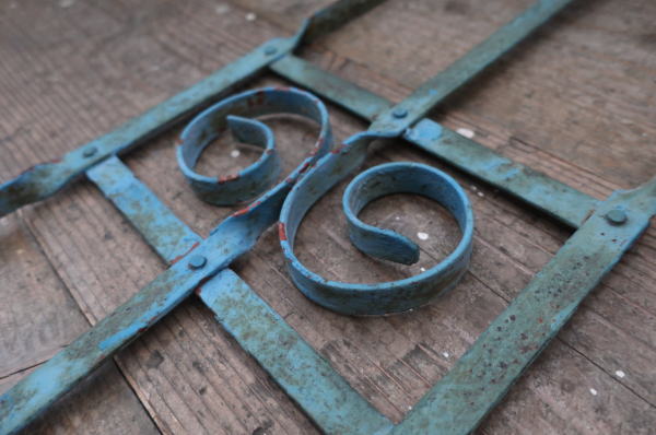 グリーンなどからませてもおしゃれ ジャンクガーデニングづくりにお進めなレトロフェンス