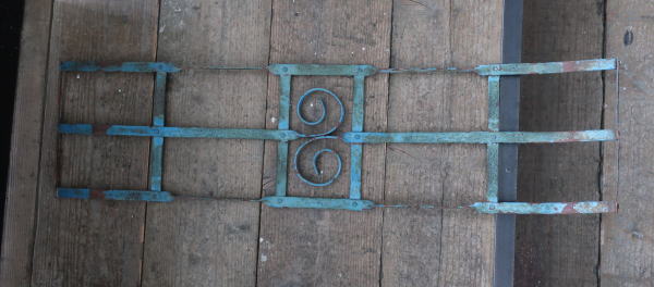 グリーンなどからませてもおしゃれ ジャンクガーデニングづくりにお進めなレトロフェンス