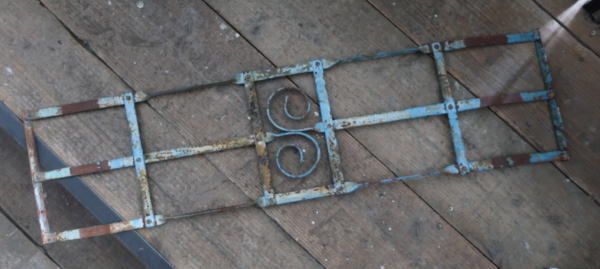 グリーンなどからませてもおしゃれ ジャンクガーデニングづくりにお進めなレトロフェンス