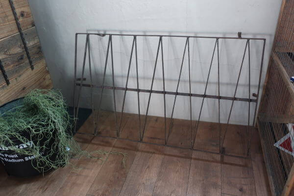 グリーンなどからませてもおしゃれ ジャンクガーデニングづくりにお進めなレトロフェンス