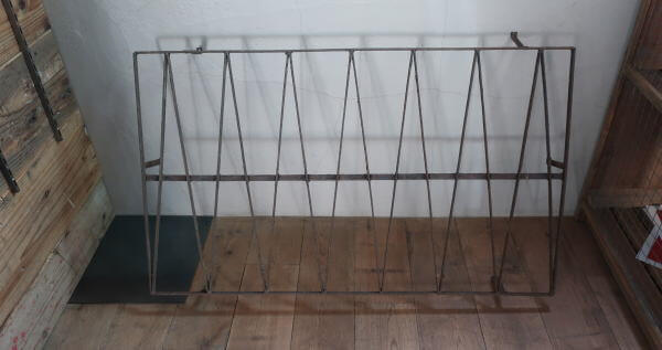 グリーンなどからませてもおしゃれ ジャンクガーデニングづくりにお進めなレトロフェンス