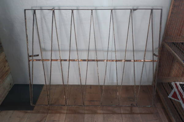 グリーンなどからませてもおしゃれ ジャンクガーデニングづくりにお進めなレトロフェンス