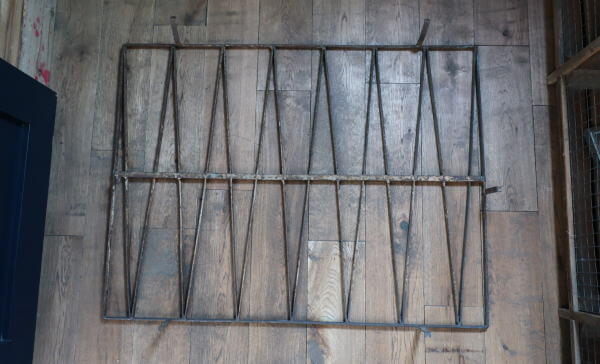 グリーンなどからませてもおしゃれ ジャンクガーデニングづくりにお進めなレトロフェンス