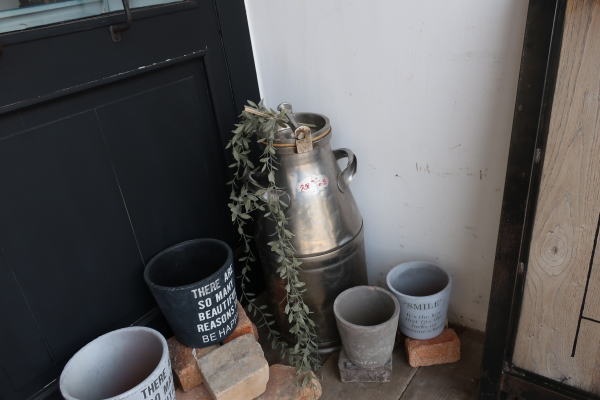 ガーデニングに使いたいレトロなミルク缶