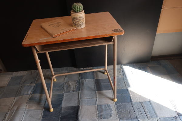 かわいい小学校机