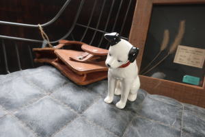 蓄音機のエピソードで知られる犬のレトロオブジェ