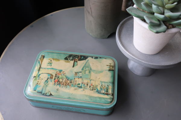 昭和レトロなお菓子缶