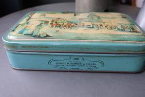 古い絵が魅力的なボックス