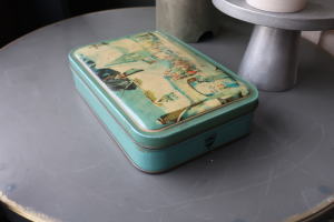 古い絵が魅力的なボックス