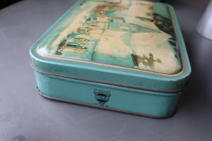 小物を収納して飾りたい缶