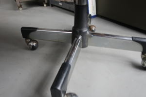 キャスター付きのおしゃれな椅子