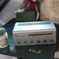 ディスプレイに絵になるレトロなラジオ