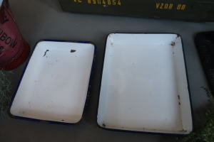 魅せる収納にレトロホーロートレイを使う