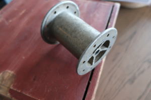 武骨な素材感が魅力的な糸まき