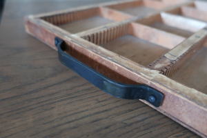 店舗装飾にも人気の仕切り付きレトロ木箱1474