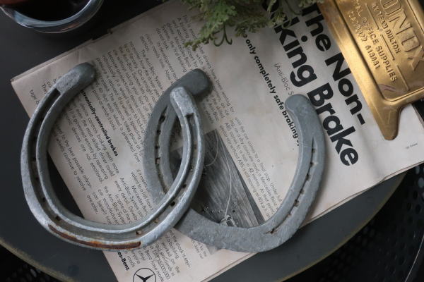 アンティーク調の重厚感ある装飾用馬蹄オブジェ