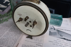 カチカチ動く昭和レトロの置き時計