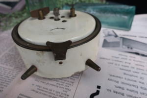 ホワイトカラーのレトロ目覚まし時計