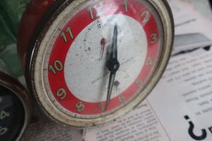 赤いレトロ目覚まし時計 インテリア雑貨