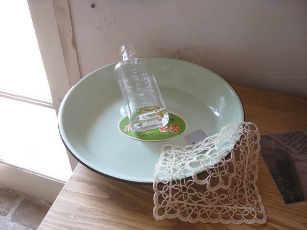 淡いグリーンのレトロホーロートレイ