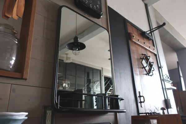 スチール×古材のフレームがかっこいい棚付きミラー