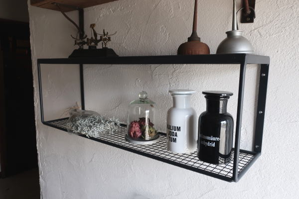 アイアン素材がおしゃれなシェルフ