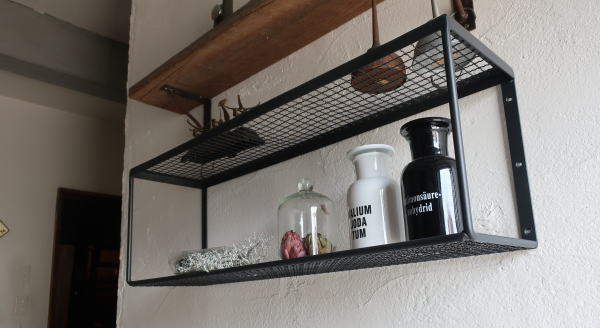 アイアン素材がおしゃれなシェルフ