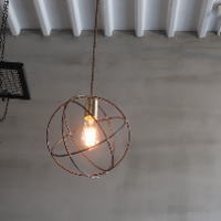 華奢なアームデザインが魅力的なお洒落な照明