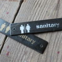 ドアのアクセントになる　トイレ用のシンプルなアイアンサインプレート