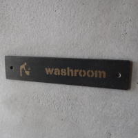 ドアのアクセントになる　洗面所用のシンプルなアイアンサインプレート