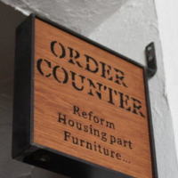 オーダー製作可能な アイアン・オークの壁面付けサインボード