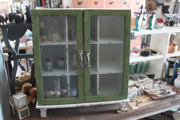 シャビーなガラスキャビネット