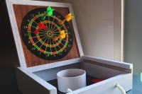 木の温かみのあるダーツゲーム
