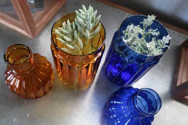 2wayでつかえる　鮮やかなカラーとウェーブデザインが魅力の　ガラスフラワーベース