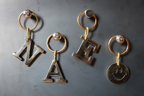 ハンドメイドで削り出したブラスキーリング