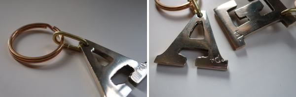 イニシャルモチーフの真鍮キーリング