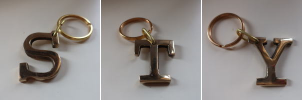 シンプルなブロック体デザインのキーリング