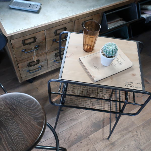 おしゃれなサイドテーブルの販売