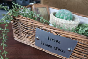 メンズライクなプレート付きカゴバスケット