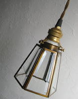 真鍮のアクセントがかっこいいシェードランプ