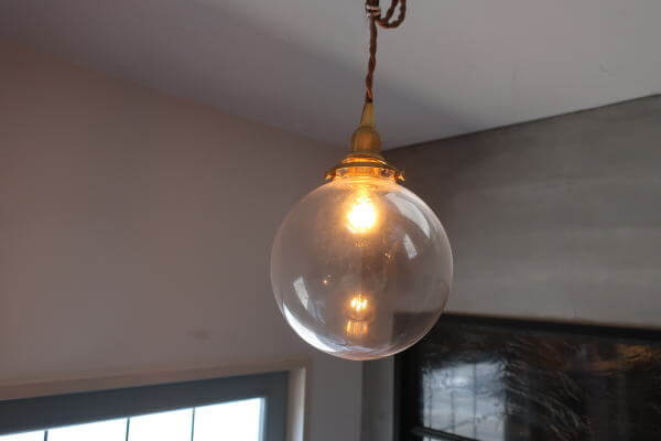 透明感のあるクリアタイプのシンプルな丸型ガラス製シェード